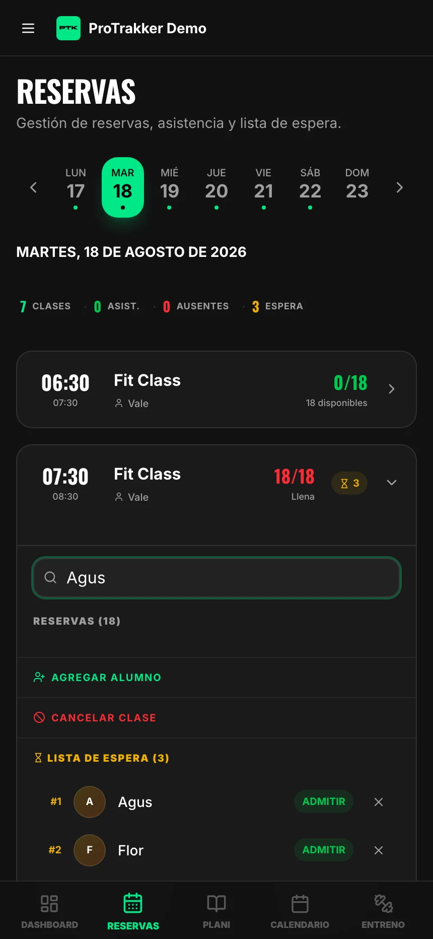Una clase llena (18/18) con su lista de espera y el botón Admitir